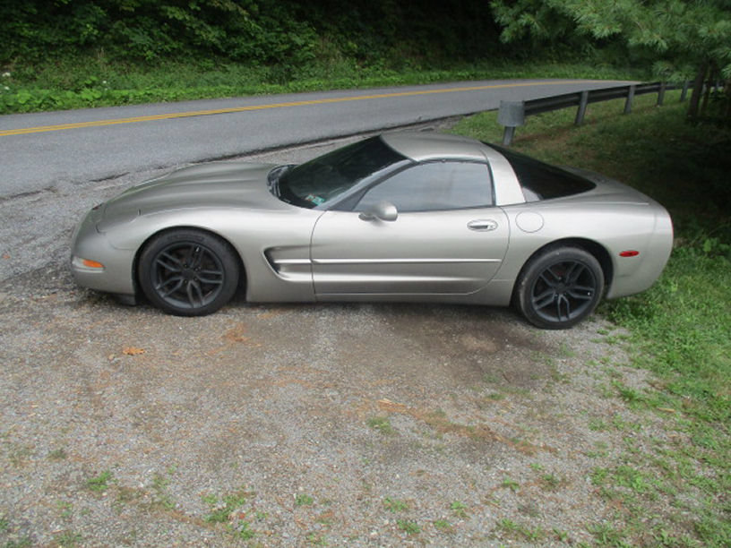 Used 2001 Chevrolet Corvette Coupe w/ Preferred Equipment Group2 RWD image 3