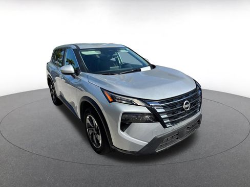 Used 2025 Nissan Rogue SV AWD/4WD image 2