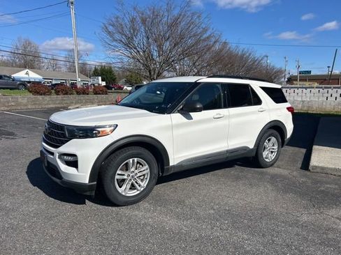 Used 2022 Ford Explorer XLT w/ Equipment Group 202A image 2
