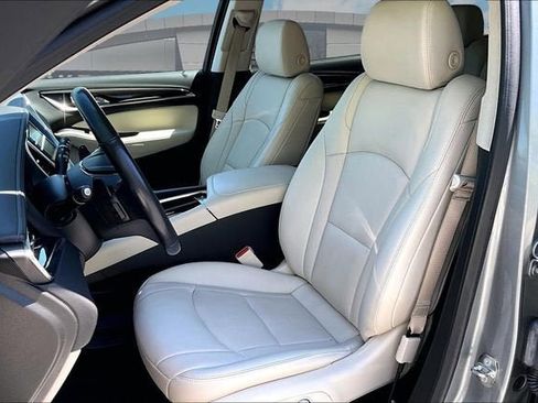 Used 2023 Buick Enclave Essence w/ Experience Buick Package AWD/4WD image 25
