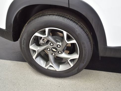 Used 2025 Chevrolet Trax LT w/ LT Convenience Package FWD image 35