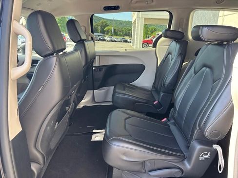 Used 2023 Chrysler Pacifica Touring-L FWD image 10