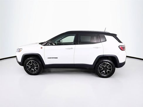 Used 2025 Jeep Compass Trailhawk AWD/4WD image 4