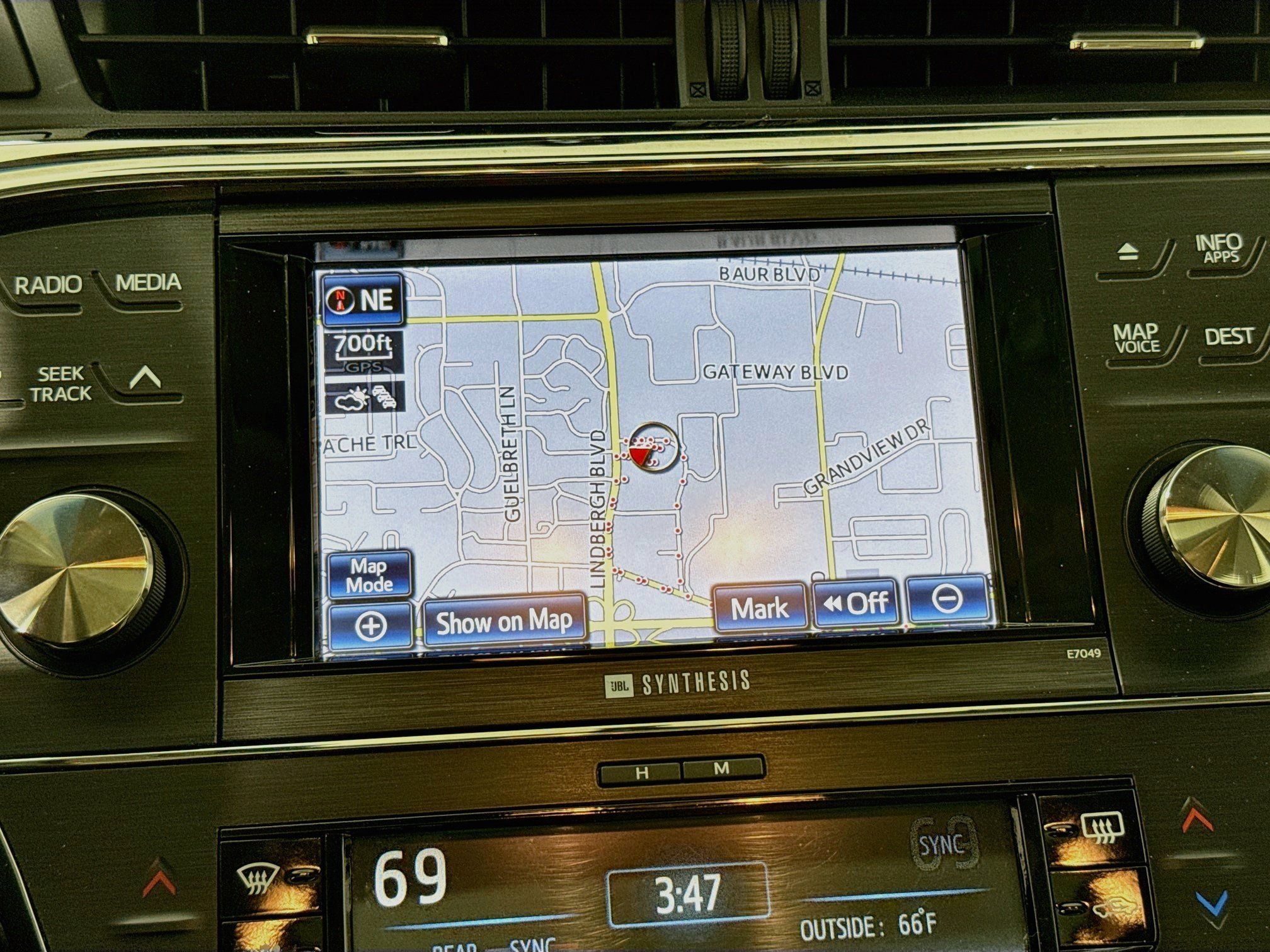 Used 2014 Toyota Avalon Limited w/ Technology Package FWD image 16