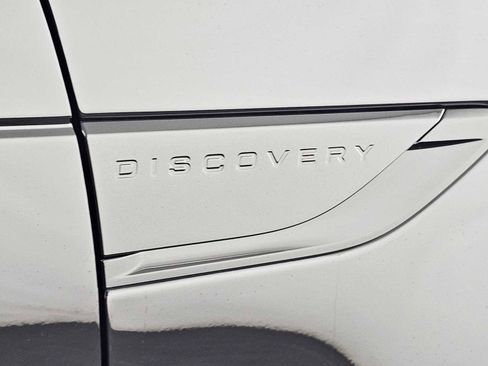 Used 2025 Land Rover Discovery Dynamic SE image 14
