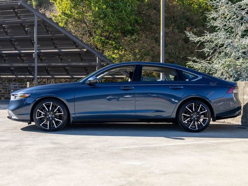 Used 2023 Honda Accord Touring image 2