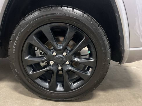 Used 2017 Jeep Grand Cherokee Altitude AWD/4WD image 10
