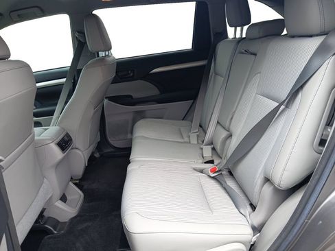 Used 2017 Toyota Highlander Plus FWD image 13