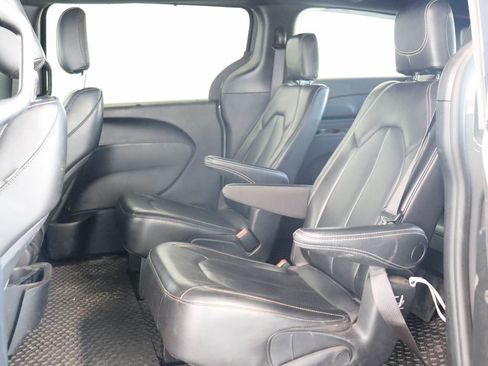 Used 2023 Chrysler Pacifica Touring-L w/ S Appearance Package FWD image 15