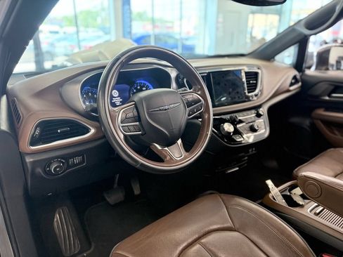 Used 2020 Chrysler Pacifica Limited w/ Tire & Wheel Group FWD image 16