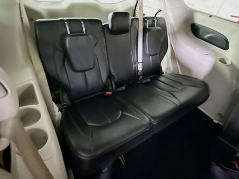 Used 2020 Chrysler Pacifica Touring-L Plus image 32