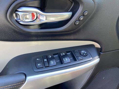 Used 2018 Jeep Cherokee Limited w/ Luxury Group image 12