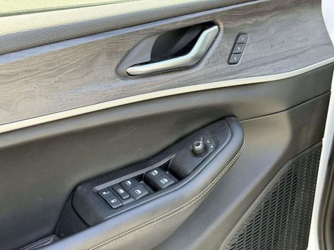 Used 2023 Jeep Grand Cherokee Limited w/ Black Appearance Package image 17