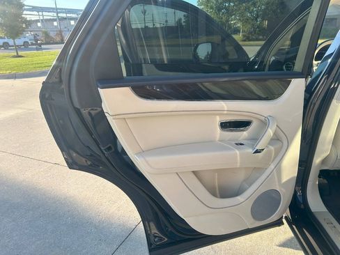 Used 2019 Bentley Bentayga image 45