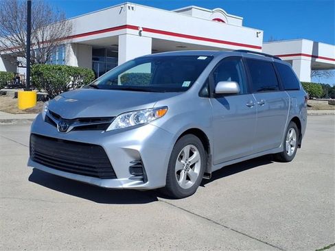 Used 2020 Toyota Sienna LE image 2
