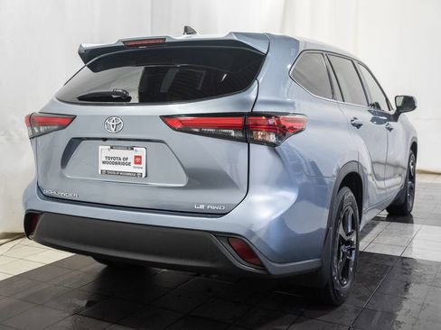 Used 2022 Toyota Highlander LE AWD/4WD image 4