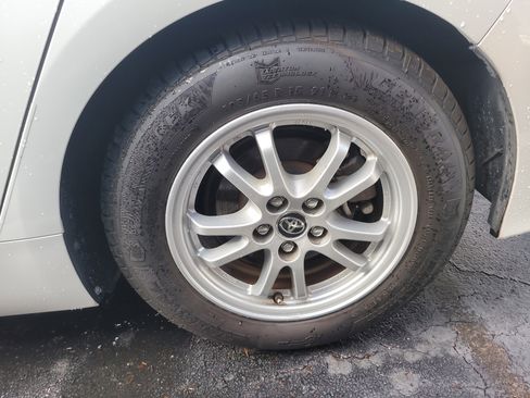 Used 2021 Toyota Prius Prime XLE image 10