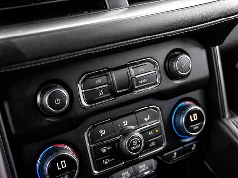 Used 2022 Chevrolet Suburban LT image 24