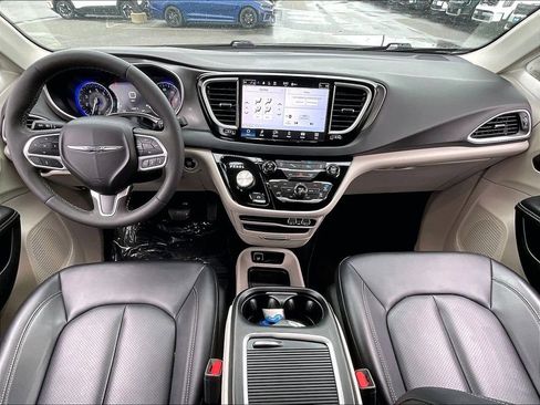 Used 2024 Chrysler Pacifica Touring-L image 21