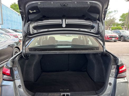 Used 2025 Nissan Versa SV FWD image 30