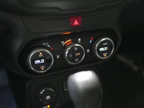 Used 2016 Jeep Renegade Latitude image 17