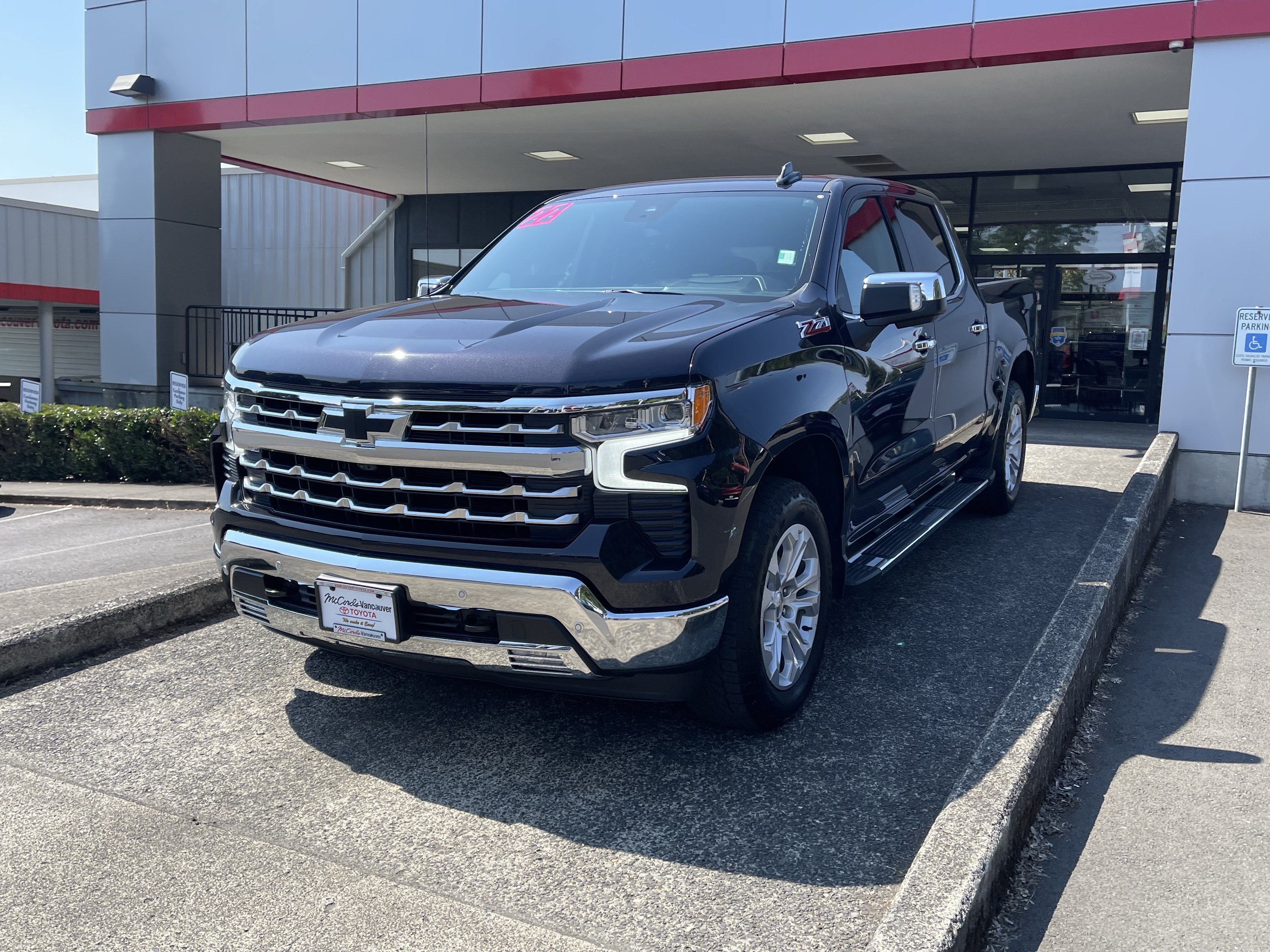 Used 2022 Chevrolet Silverado 1500 LTZ AWD/4WD image 3