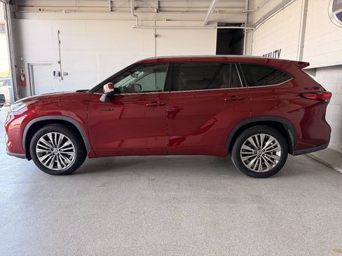Used 2021 Toyota Highlander Platinum FWD image 6
