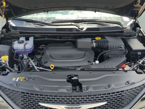 New 2025 Chrysler Voyager LX image 33