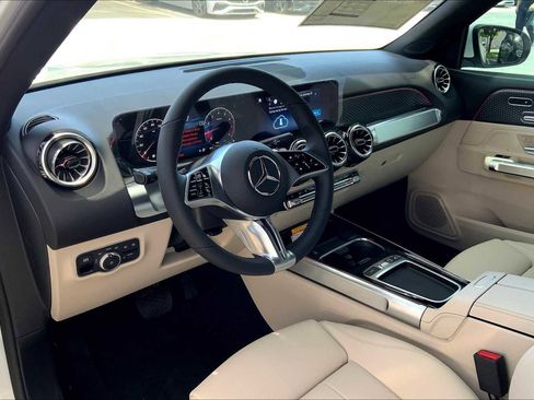 Used 2025 Mercedes-Benz GLB 250 image 10
