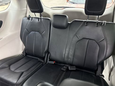 Used 2024 Chrysler Pacifica Touring-L image 13