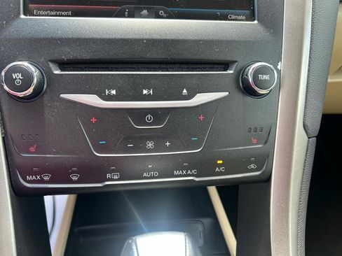 Used 2014 Ford Fusion SE w/ Equipment Group 202A FWD image 17