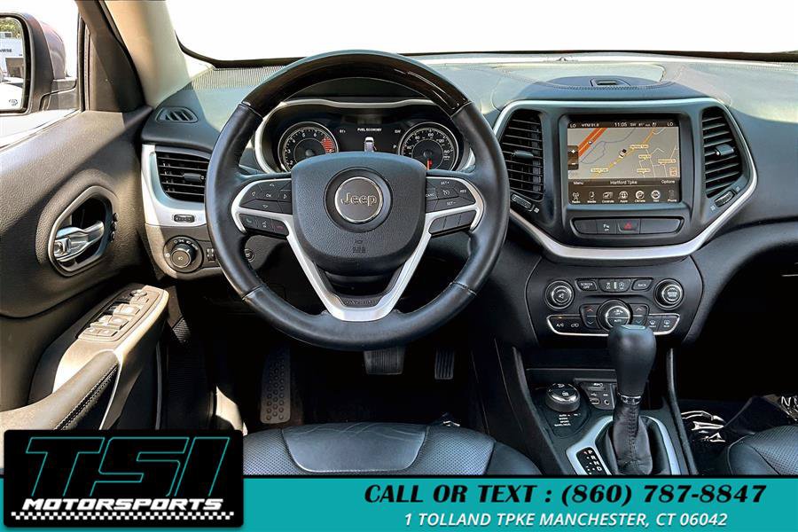 Used 2017 Jeep Cherokee Overland AWD/4WD image 5