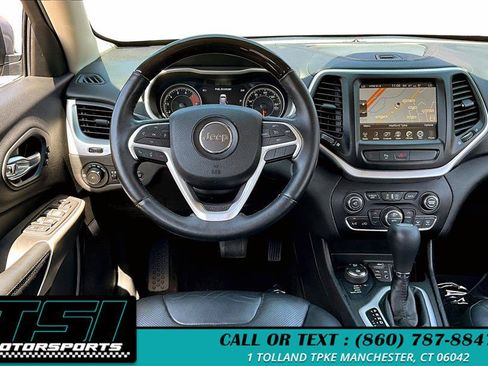 Used 2017 Jeep Cherokee Overland AWD/4WD image 5