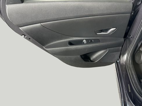 Used 2022 Hyundai Elantra SE FWD image 25