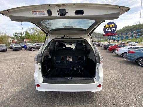 Used 2019 Toyota Sienna SE FWD image 17