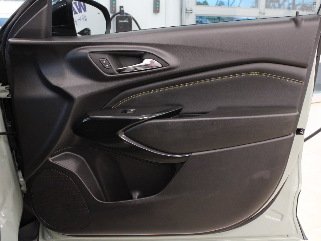 Used 2025 Chevrolet Trax ACTIV w/ Driver Confidence Package FWD image 17