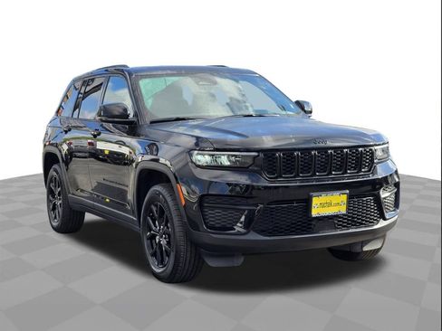 Used 2025 Jeep Grand Cherokee Altitude image 3
