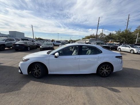 Used 2024 Toyota Camry SE image 8