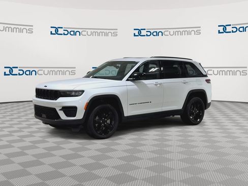 Used 2023 Jeep Grand Cherokee Altitude AWD/4WD image 4