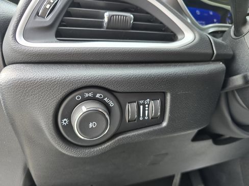 Used 2025 Chrysler Pacifica Select image 21