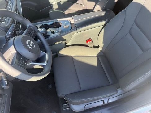 Used 2023 Nissan Rogue S image 12