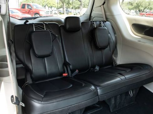 Used 2023 Chrysler Pacifica Touring-L FWD image 17