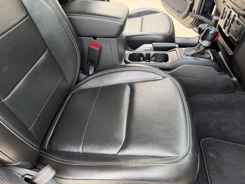 Used 2022 Jeep Wrangler Unlimited Sahara image 24