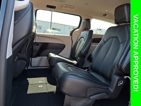 Used 2024 Chrysler Pacifica Touring-L FWD image 10