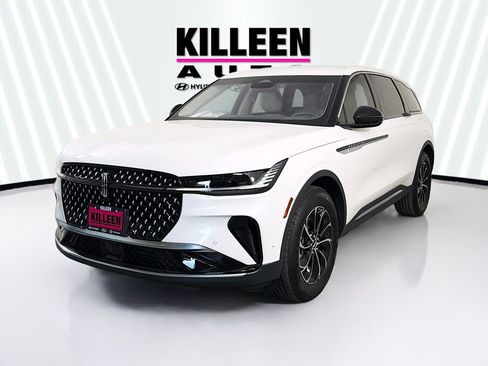 Used 2024 Lincoln Nautilus Premier image 3