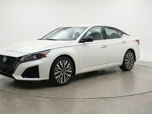 Used 2025 Nissan Altima 2.5 SV FWD image 3