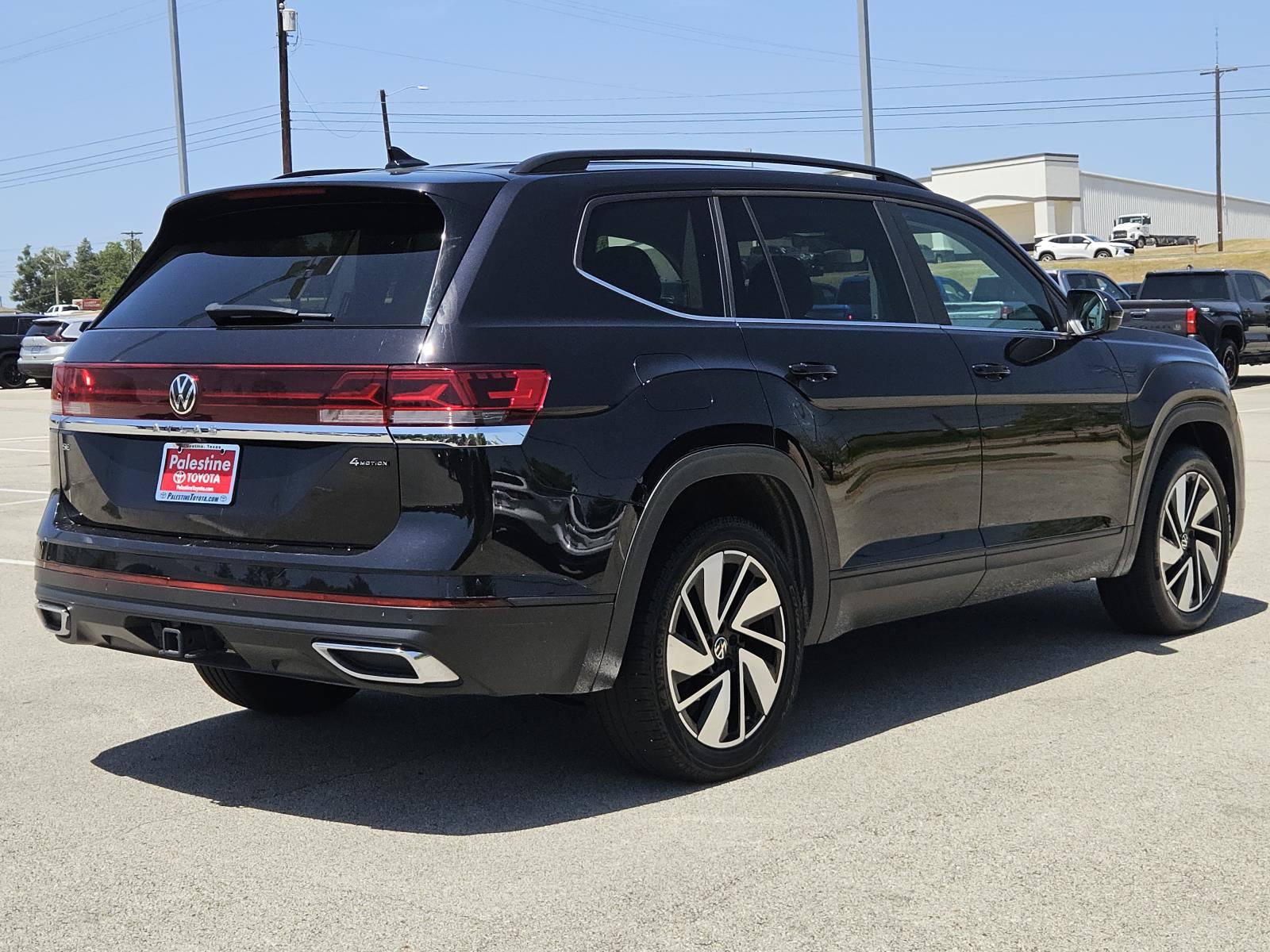 Used 2024 Volkswagen Atlas SE AWD/4WD image 4