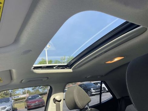 Used 2024 Hyundai Venue SEL FWD image 16
