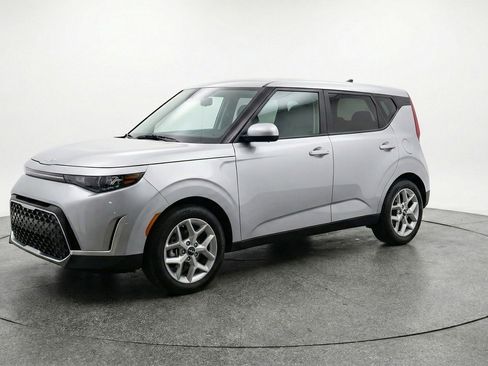 Used 2025 Kia Soul LX w/ LX Technology Package image 3
