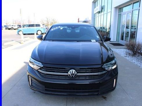 Used 2024 Volkswagen Jetta Sport image 2